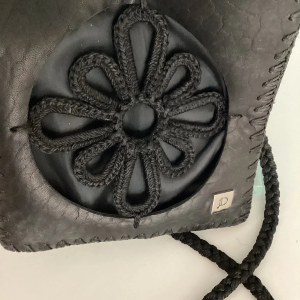 NEW JD BLACK LEATHER & CROCHET FLORAL CUT OUT ACCENT SMALL CROSSBODY BAG